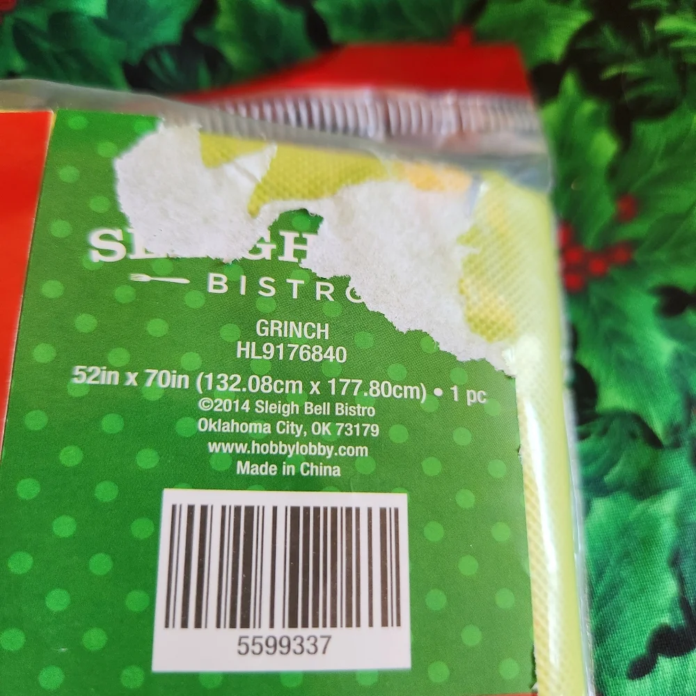 N/A grinch tablecloth